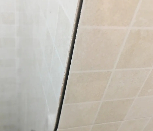 郧西瓷砖空鼓维修公司分享阳台瓷砖脱落的修复过程可以分为以下几个步骤