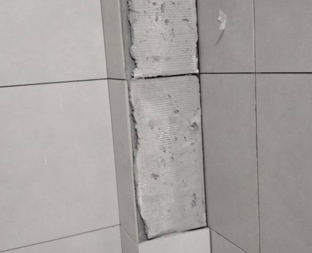 郧西瓷砖空鼓维修公司分享下瓷砖施工前基层浇水润湿程度不足，可能导致以下问题