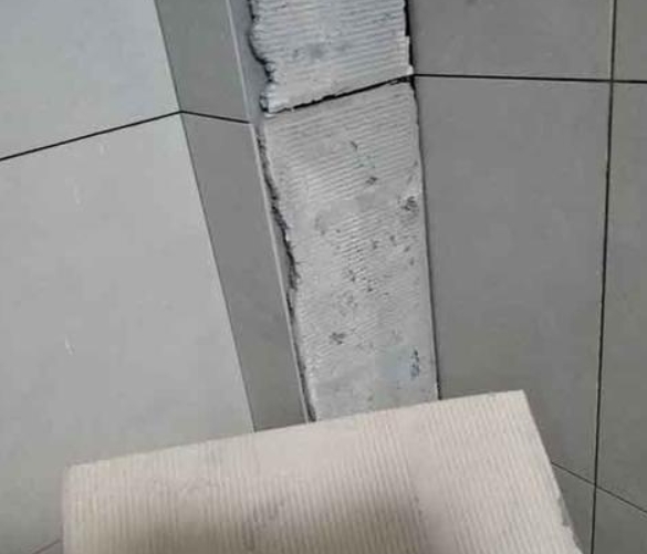 郧西瓷砖空鼓维修公司分享下厨房瓷砖脱落的补救措施。